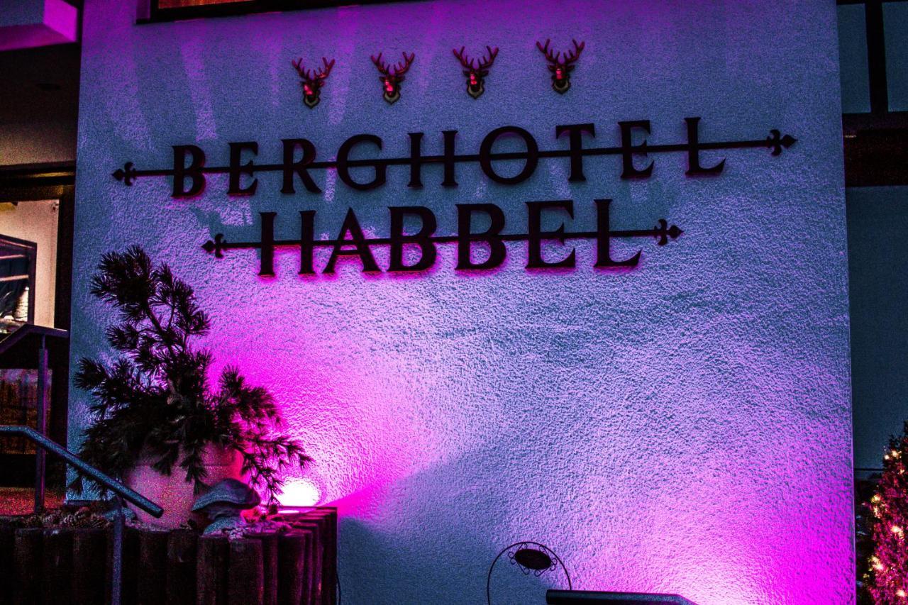 Berghotel Habbel Und Die Welt Kann Warten Cobbenrode エクステリア 写真